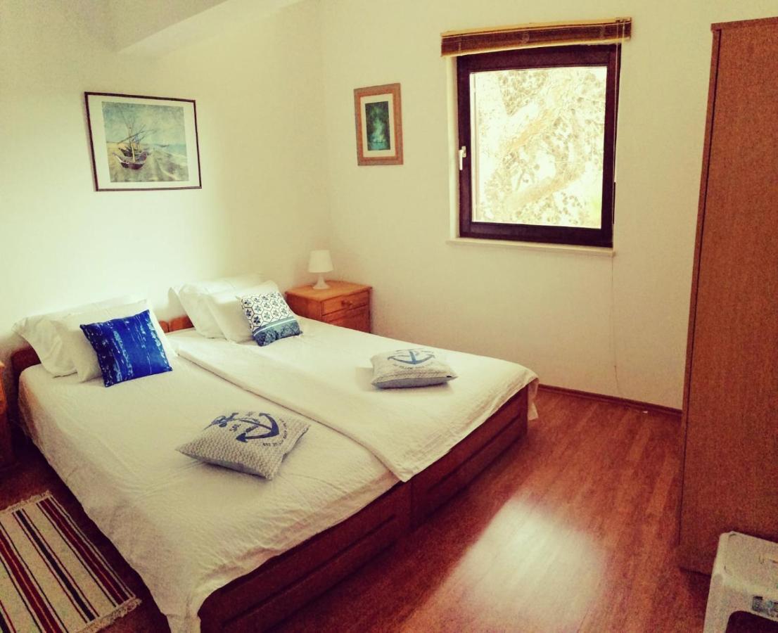 Apartment By The Beach Primosten Bagian luar foto